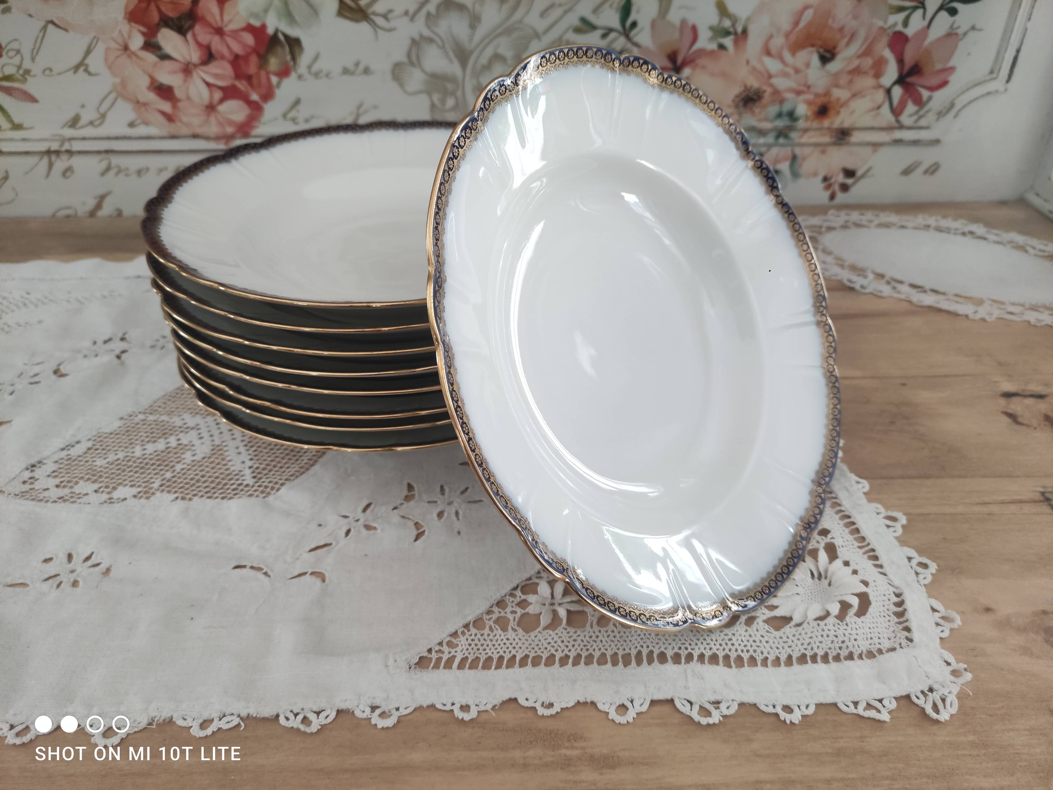Lot de 9 assiettes creuses en porcelaine de Limoges Haviland frise florale bleu nuit et or