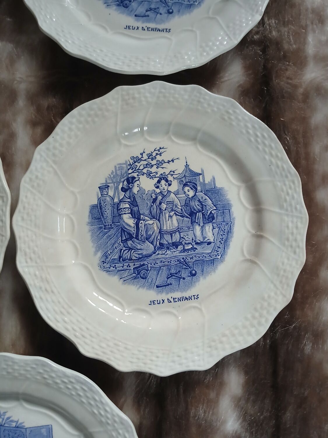 7 assiettes à dessert anciennes en Terre de fer 