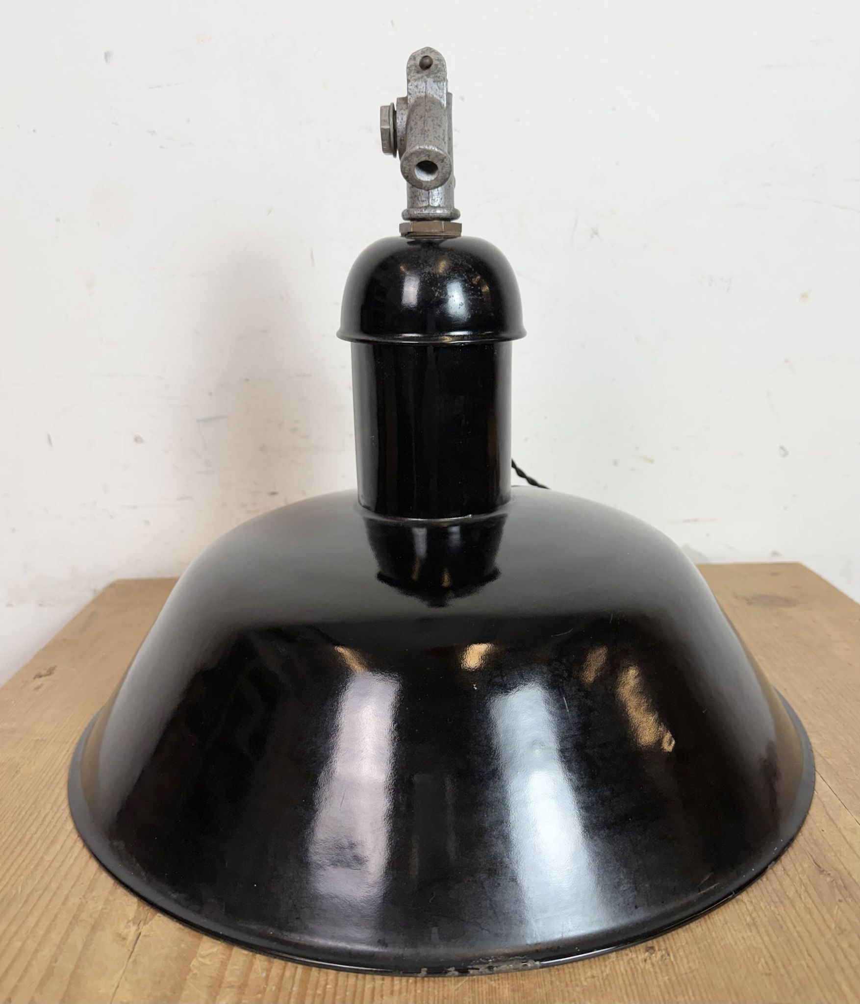 Lampe suspendue industrielle en émail noir de AEG, années 1930