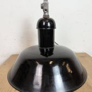 Lampe suspendue industrielle en émail noir de AEG, années 1930