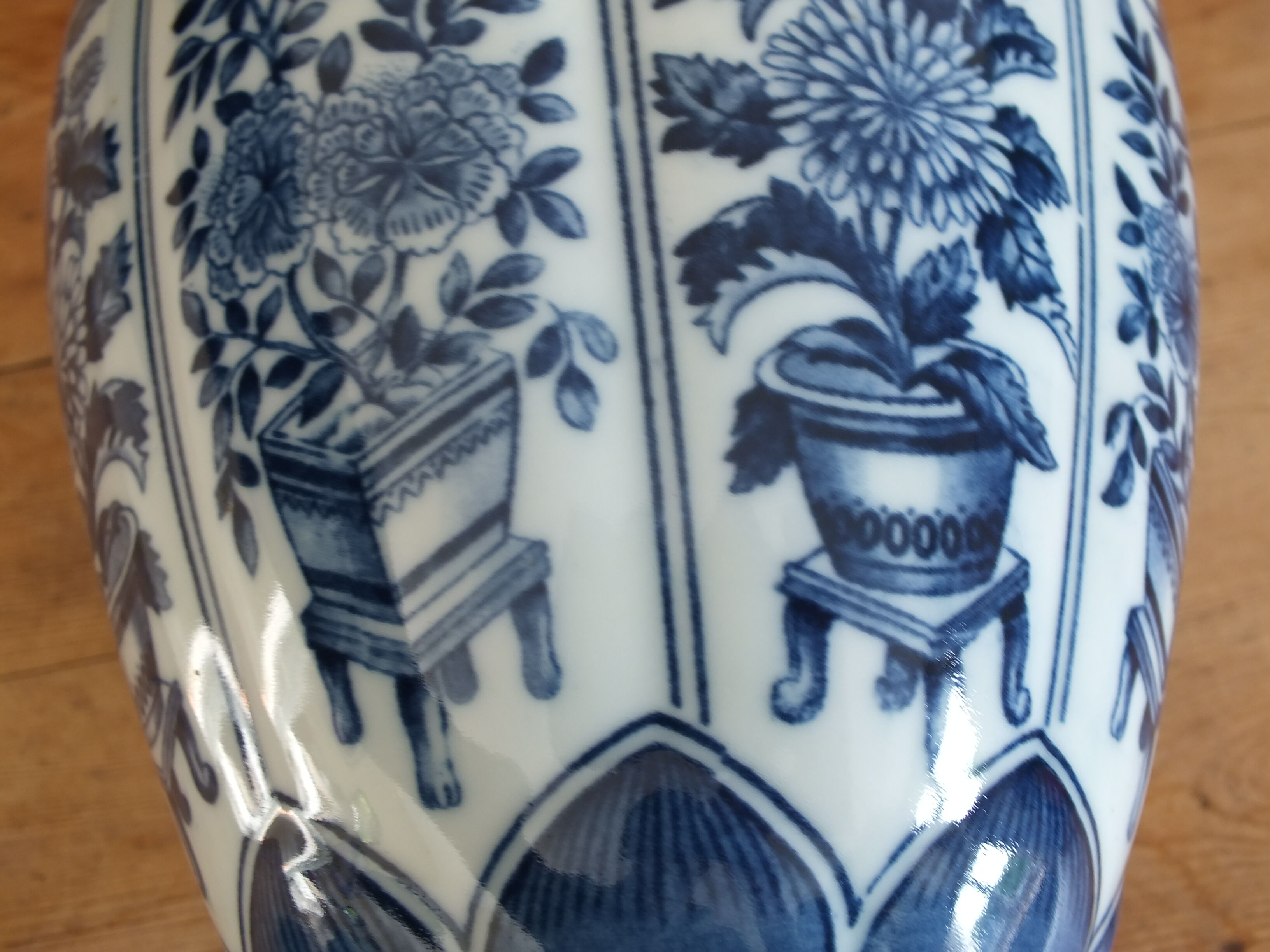 Covered pot in Delft porcelain