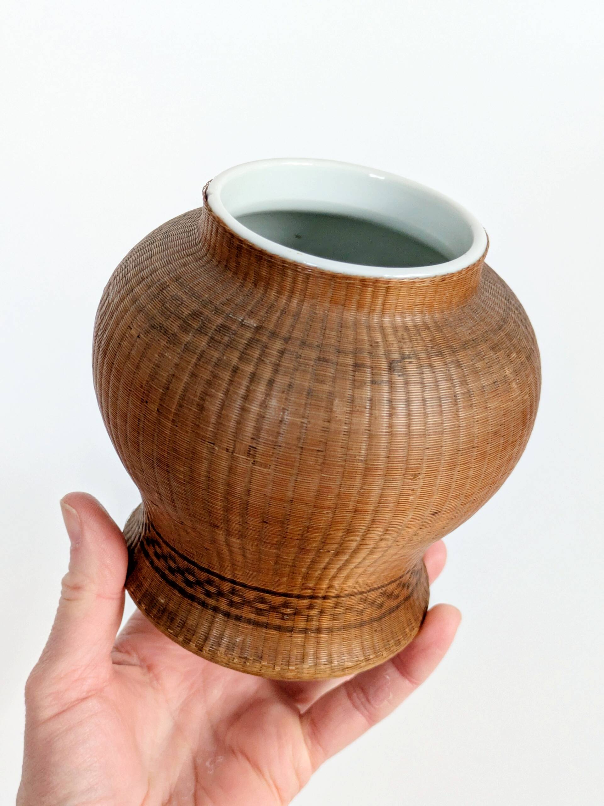 Pair of vintage Chinese vases in porcelain and woven bamboo.