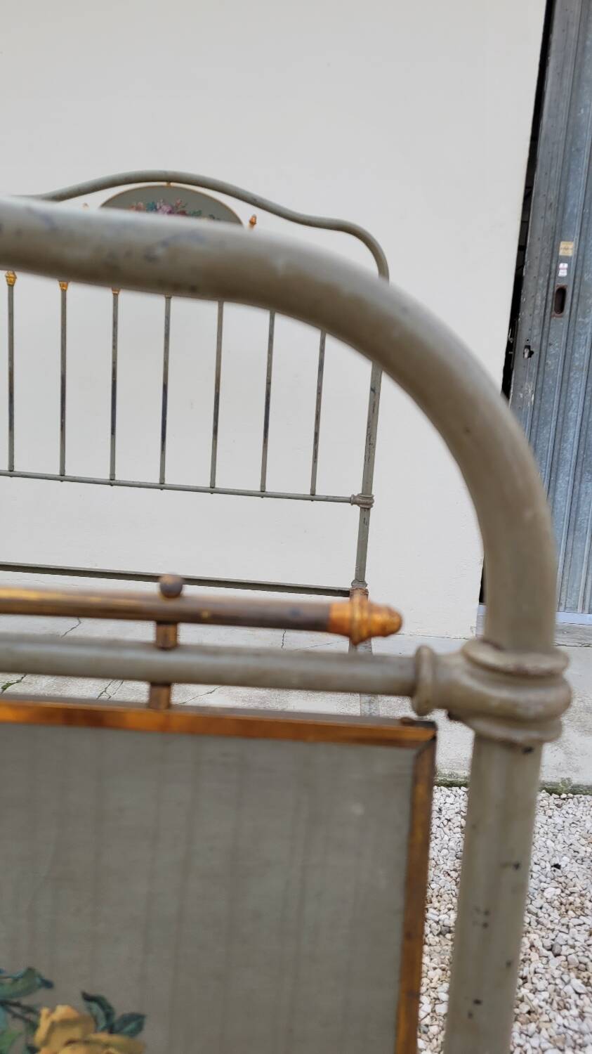 Cast iron bed decorated with flowers from the 19th century