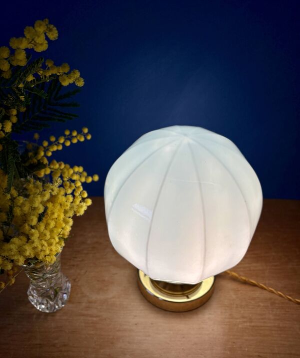 Lampe à poser globe vintage art déco en opaline bleue