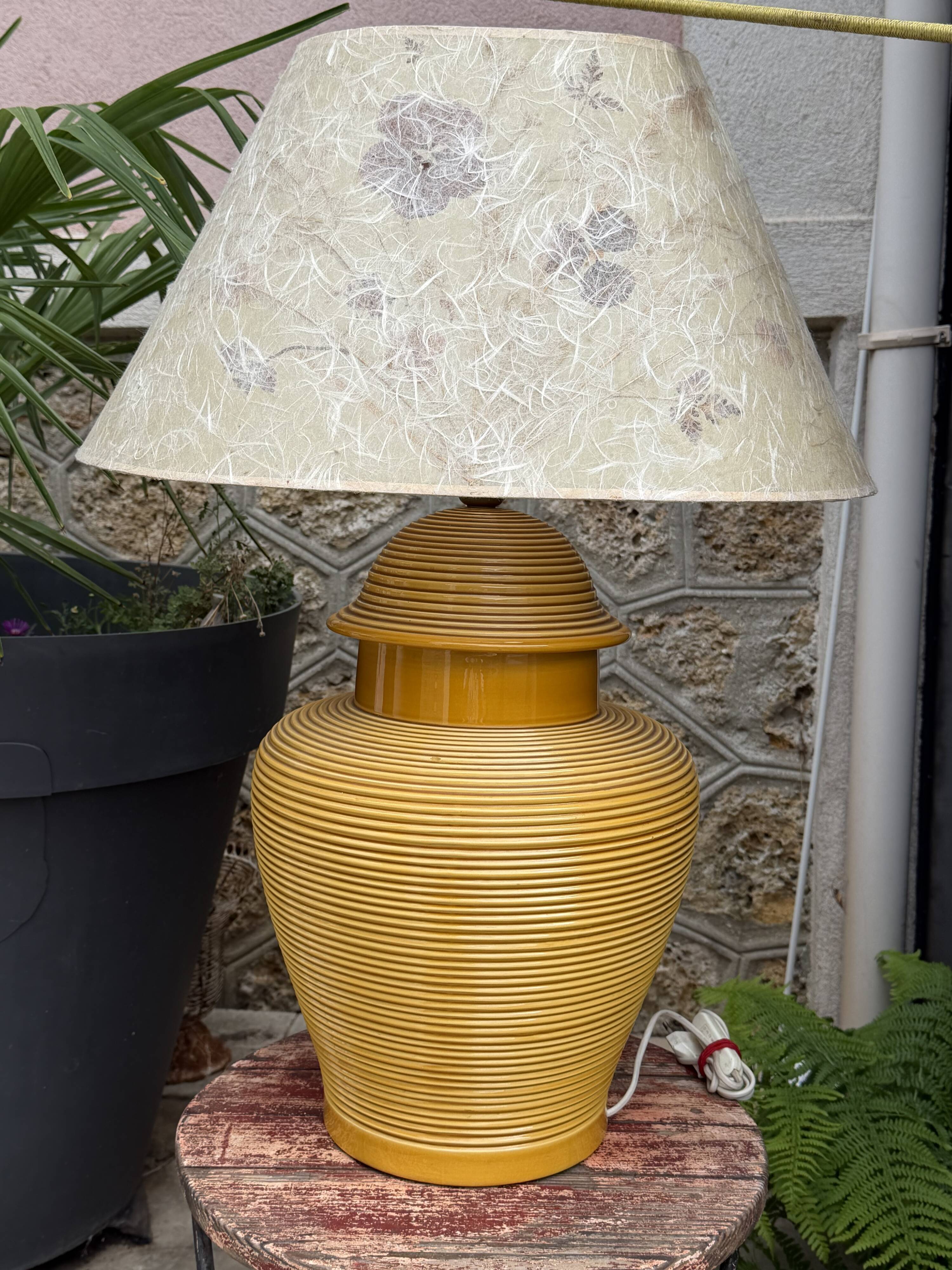 Grande lampe en céramique nervurée jaune moutarde 1970