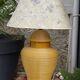 Grande lampe en céramique nervurée jaune moutarde 1970