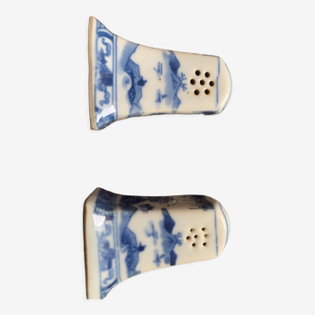 Salt shaker and pepper shaker with ancient Japanese motif