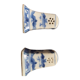 Salt shaker and pepper shaker with ancient Japanese motif