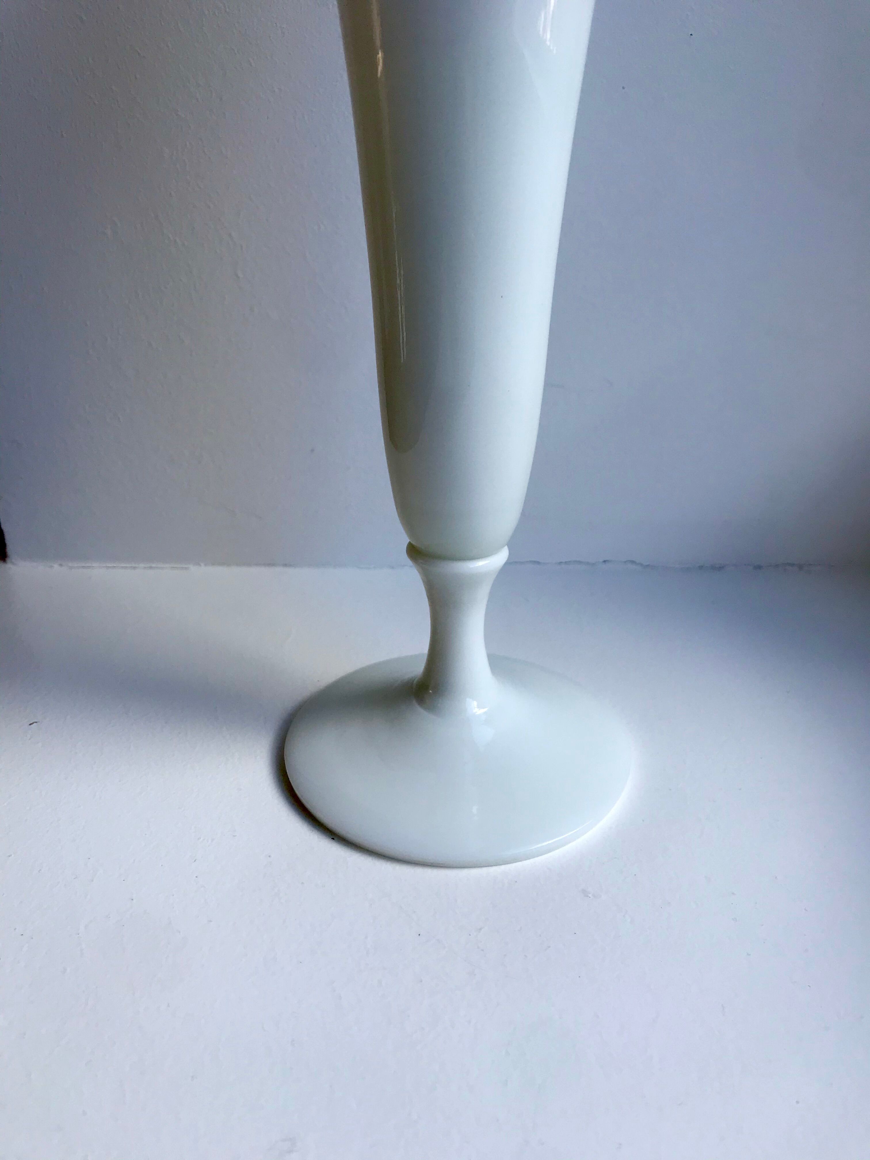 White serrated opaline vase 60s