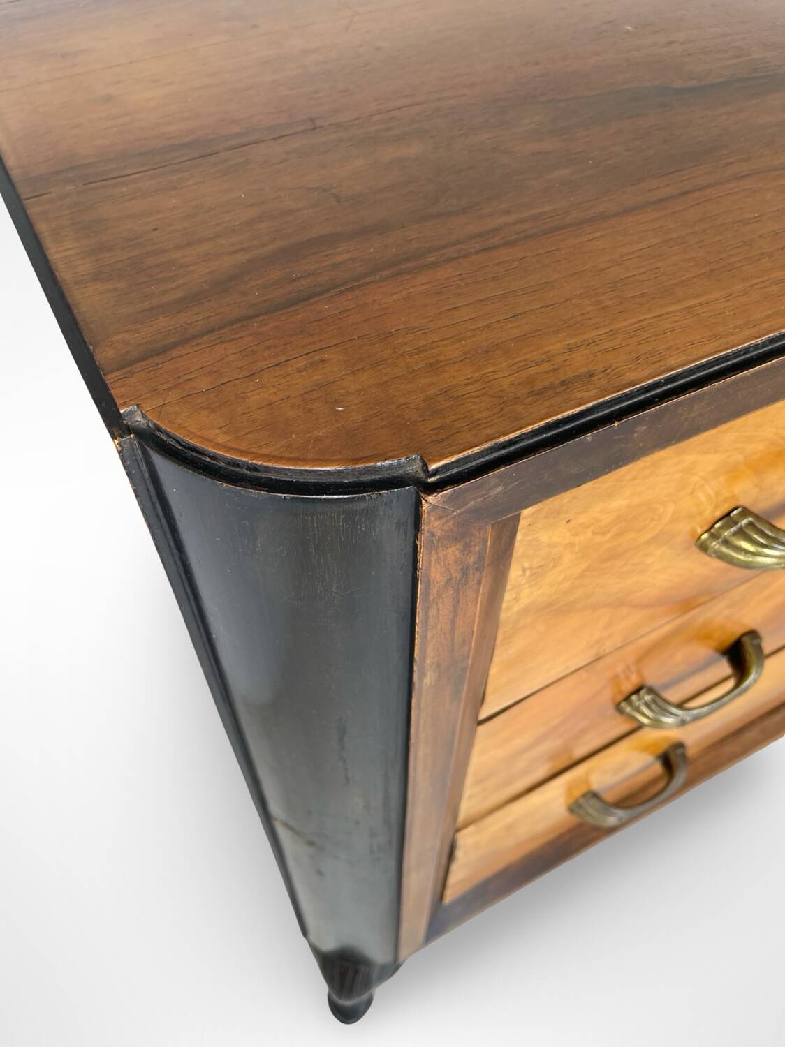 Elegant Italian chest of drawers, 1940s.