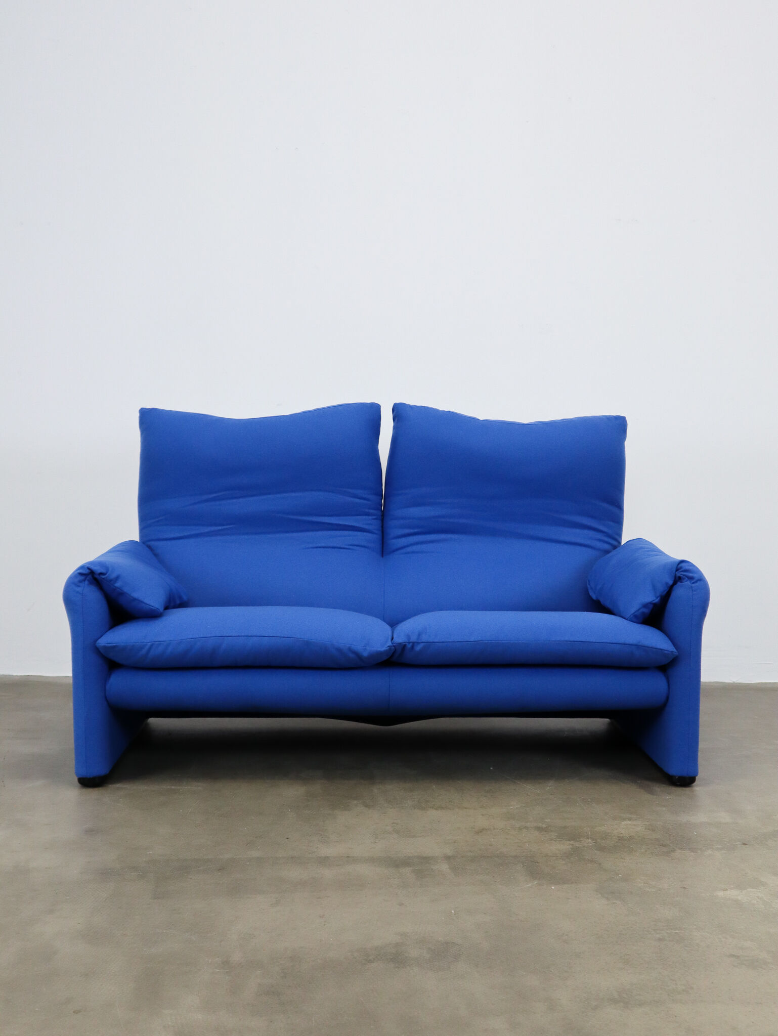 Maralunga sofa blue