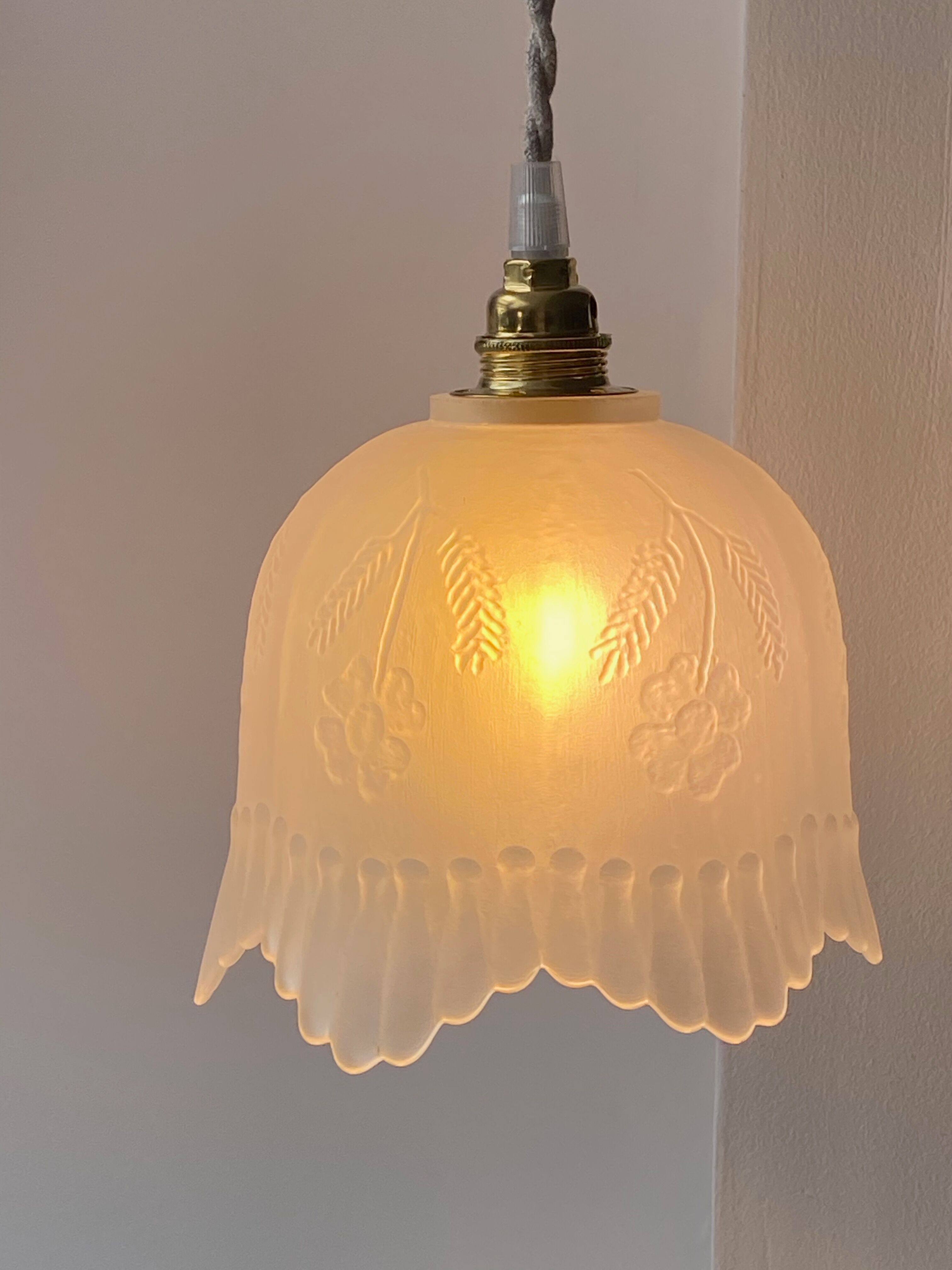 Pendant in etched opaque glass