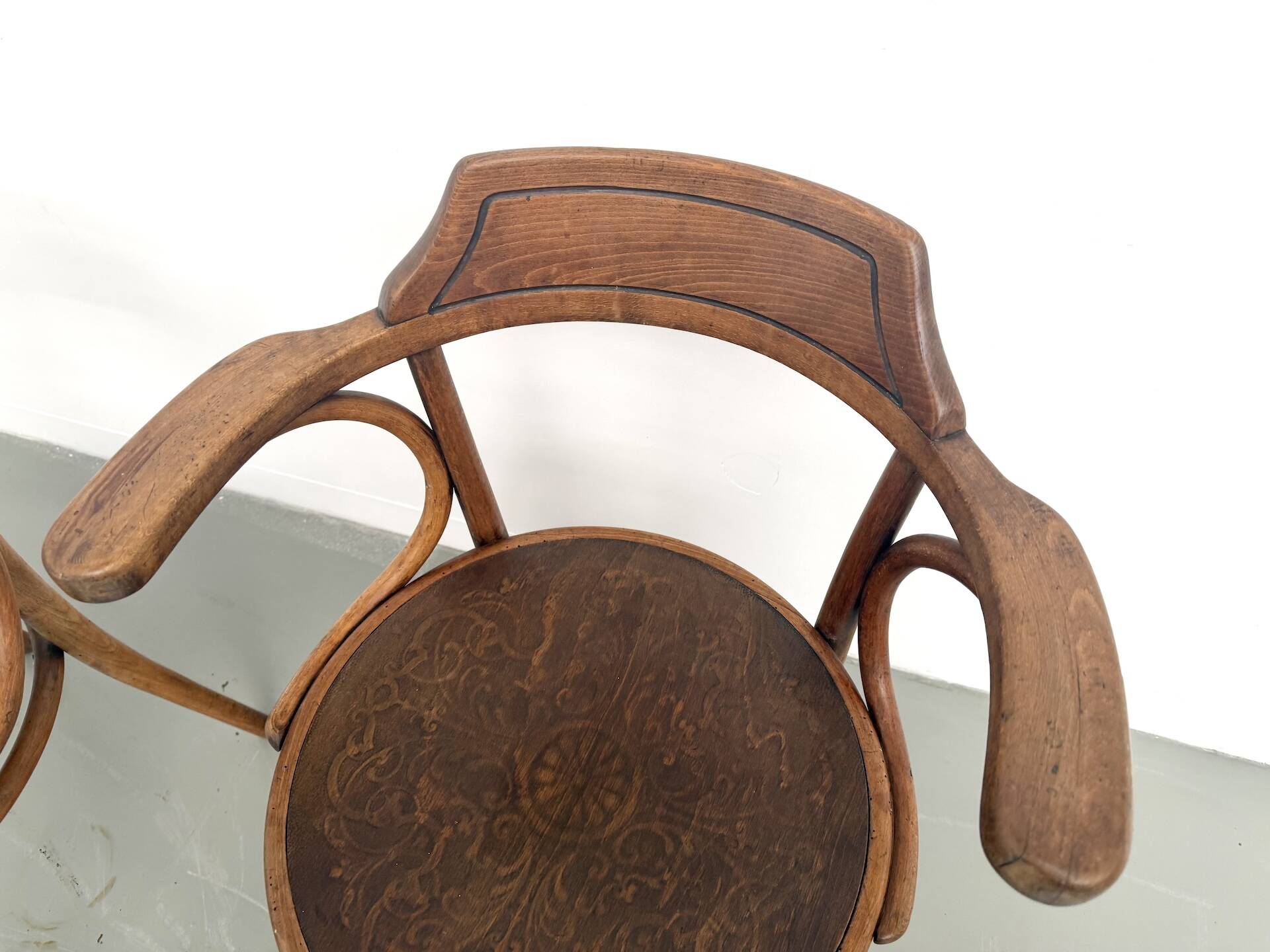 Paire de Fauteuils de Bureau Thonet – Hêtre Courbé & Assises Pyrogravées