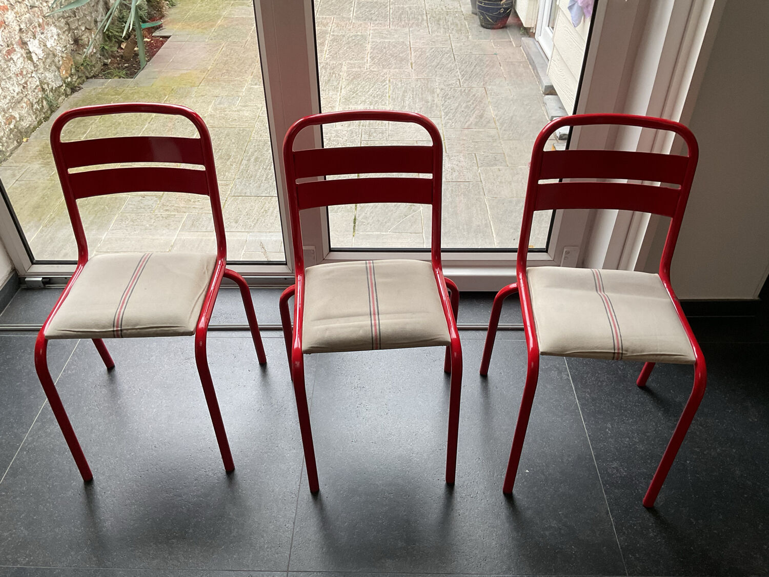 Lot de chaises en métal industriel