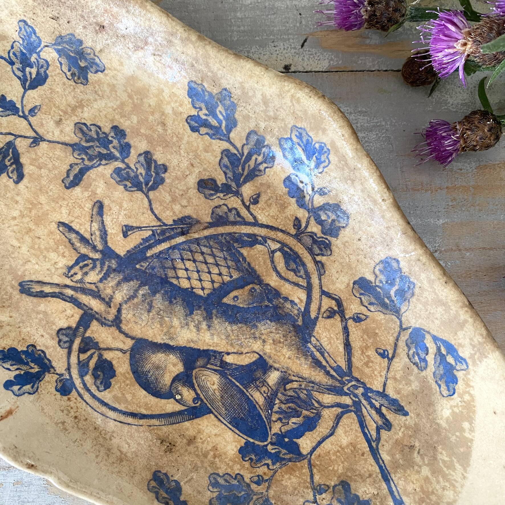 Ravier ancien en Terre de Fer  lapin "au tapis rouge Paris"