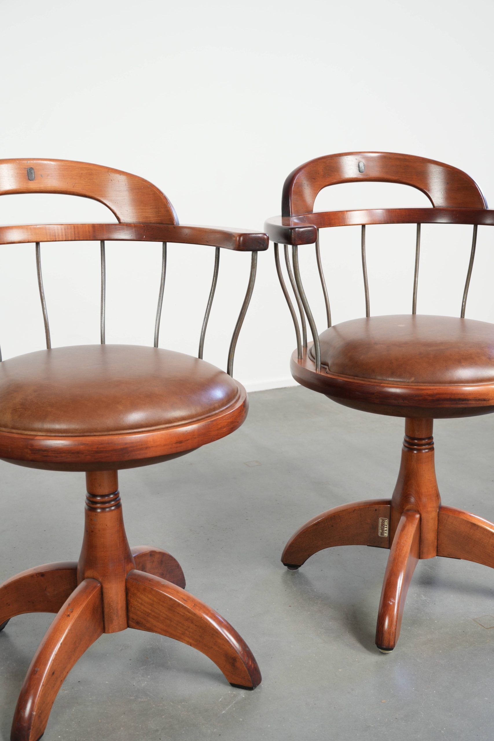 Ensemble de 3 chaises de bureau / de côté pivotantes avec un siège en cuir de vache couleur cognac.