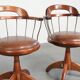 Ensemble de 3 chaises de bureau / de côté pivotantes avec un siège en cuir de vache couleur cognac.