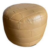 Pouf en cuir patchwork beige de Sède