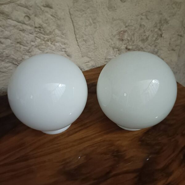 Paire d'abat-jour boule en opaline