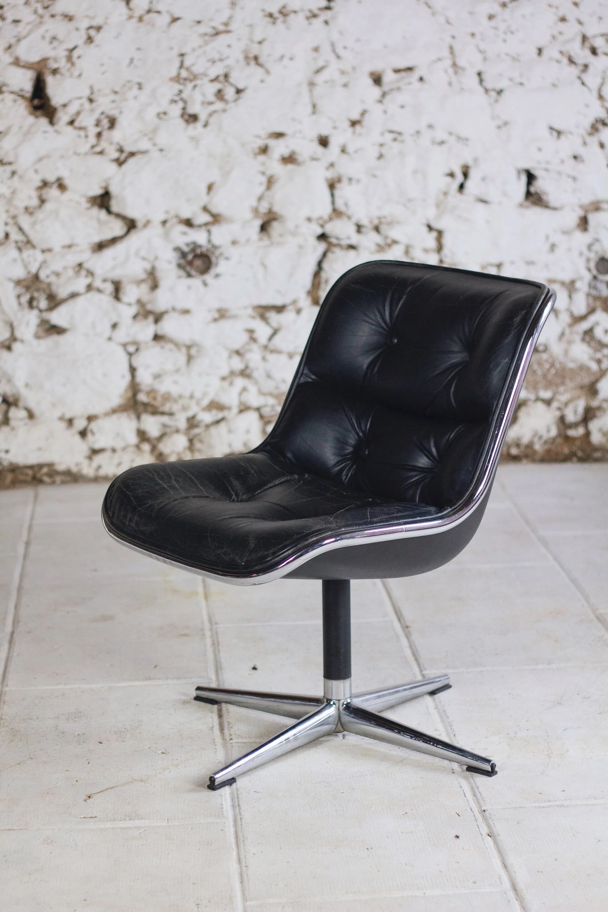 Black leather office chair by Charles Pollock for Knoll