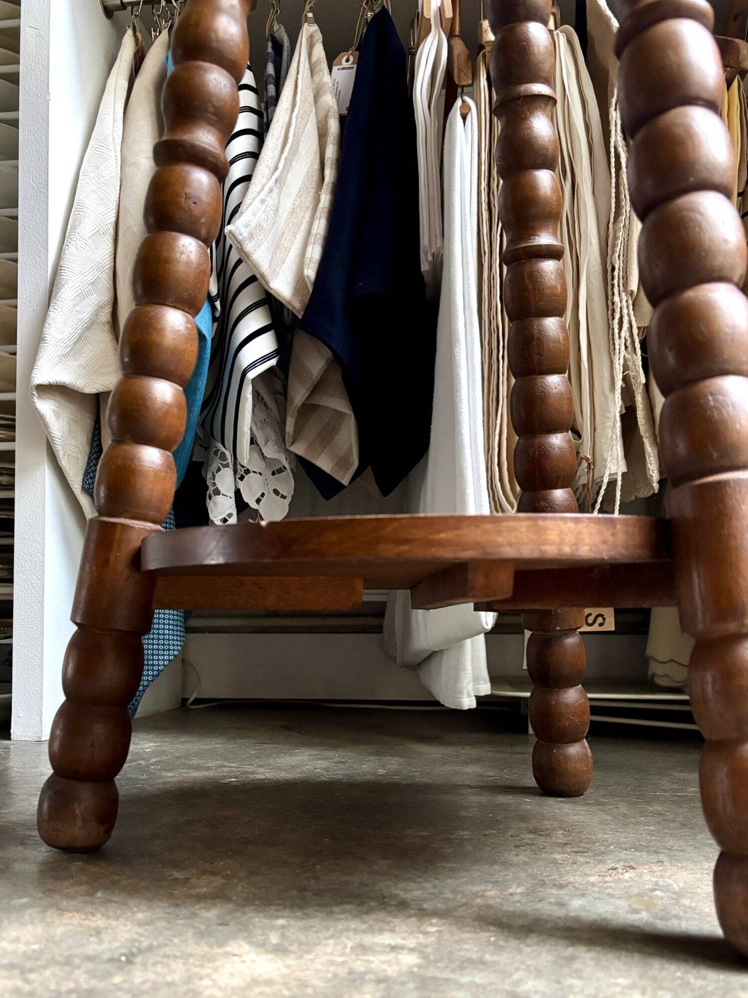 Sellette tripode en bois foncé