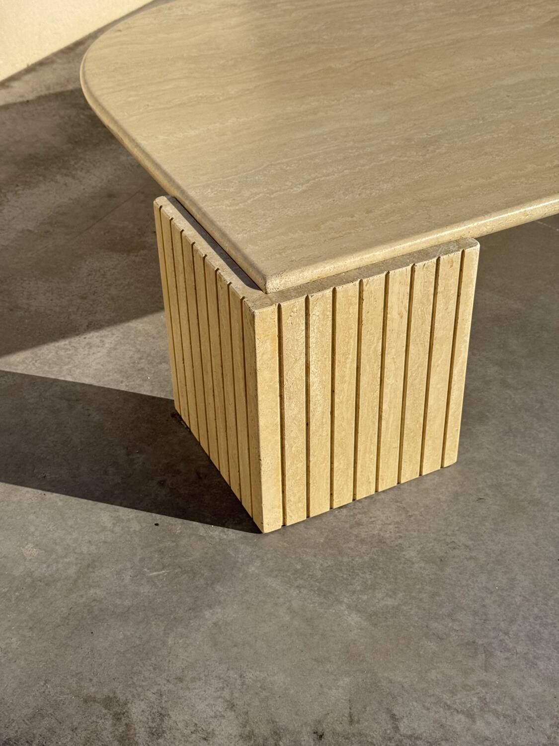 Large designer coffee table in travertine, eye shape, Roche Bobois edition from the 80s