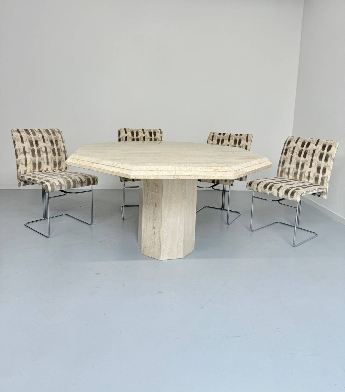 Table de repas en travertin épais design italien des années 70 vintage