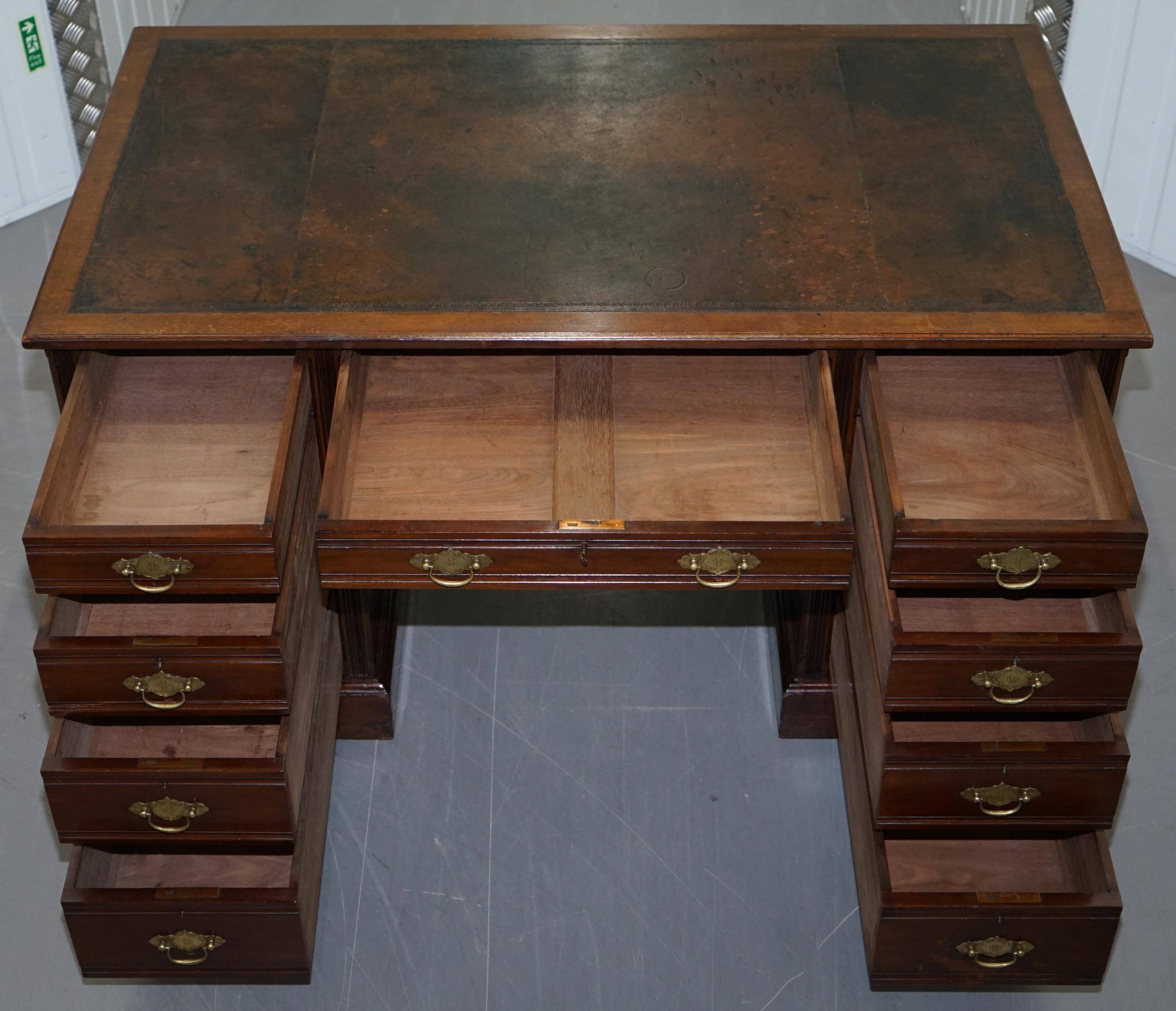 Rare bureau partenaires double caisson Hampton & Son Pall Mall bois dur