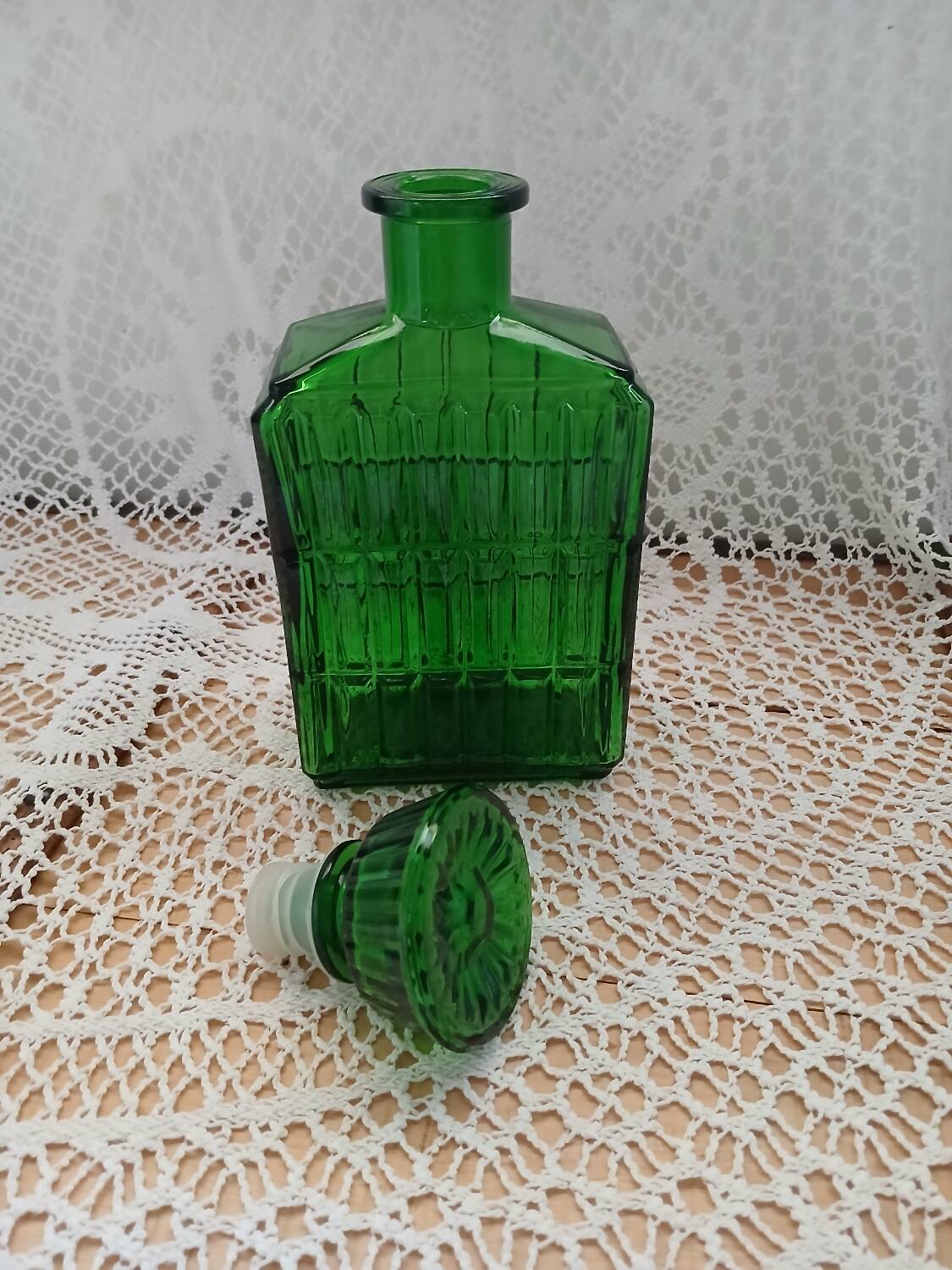 Carafe ancienne en verre pressé italien