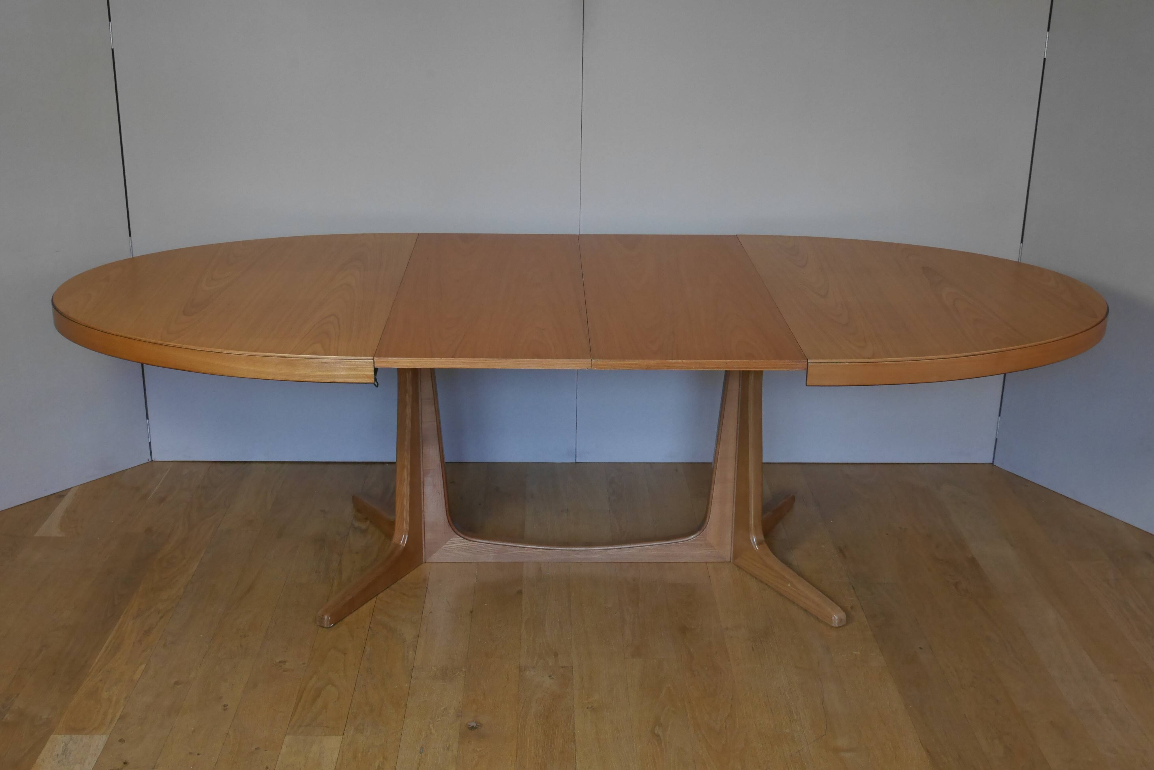 Oak oval table with extension cords