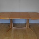 Oak oval table with extension cords