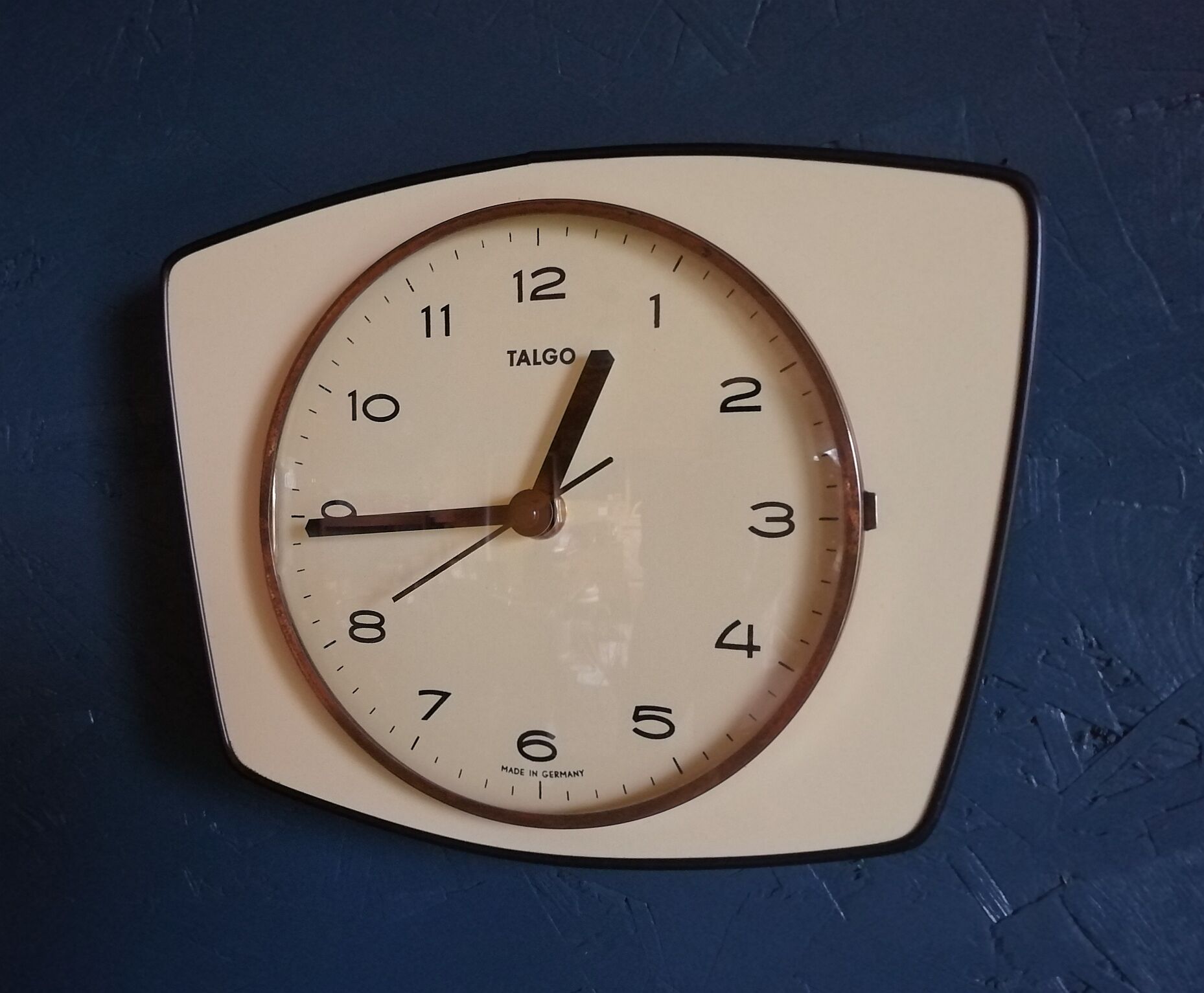 Vintage formica silent wall clock trapeze "Pale yellow Talgo"