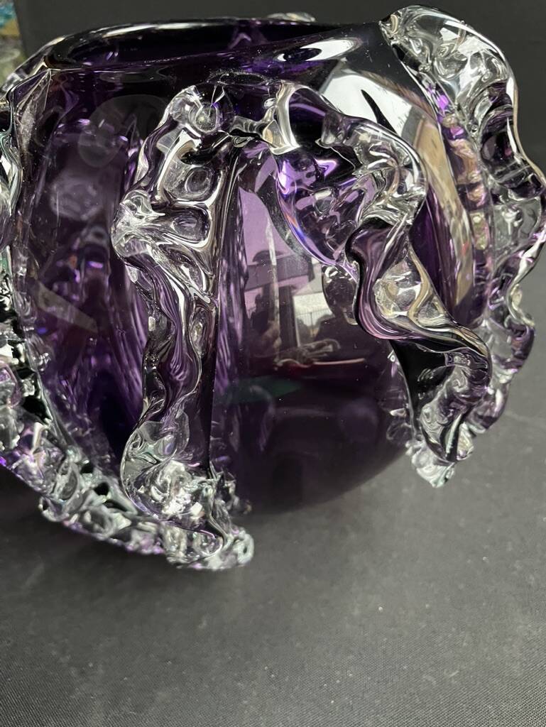 Gros vase boule à base plane en verre soufflé violet et blanc