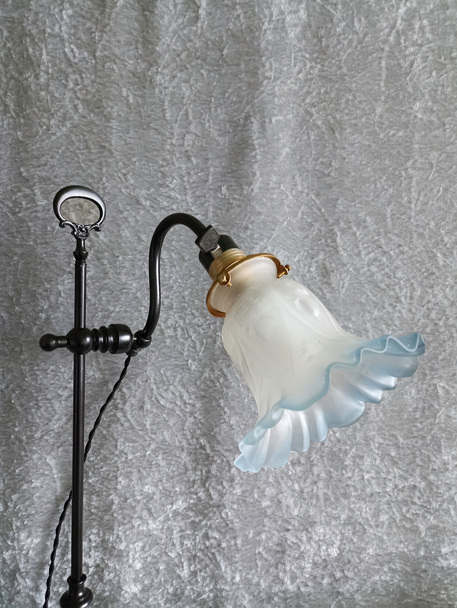 Adjustable lamp in painted metal with frosted glass tulip