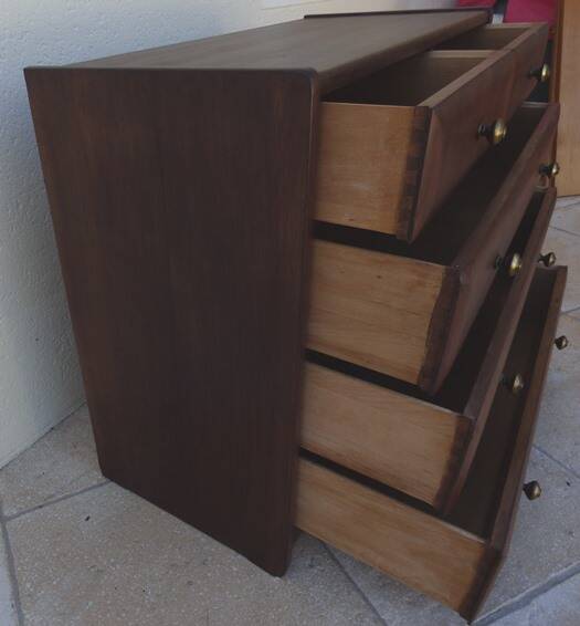 Antique chest of drawers from the 50s with 5 curved drawers, vintage old-style assembly and brass knobs