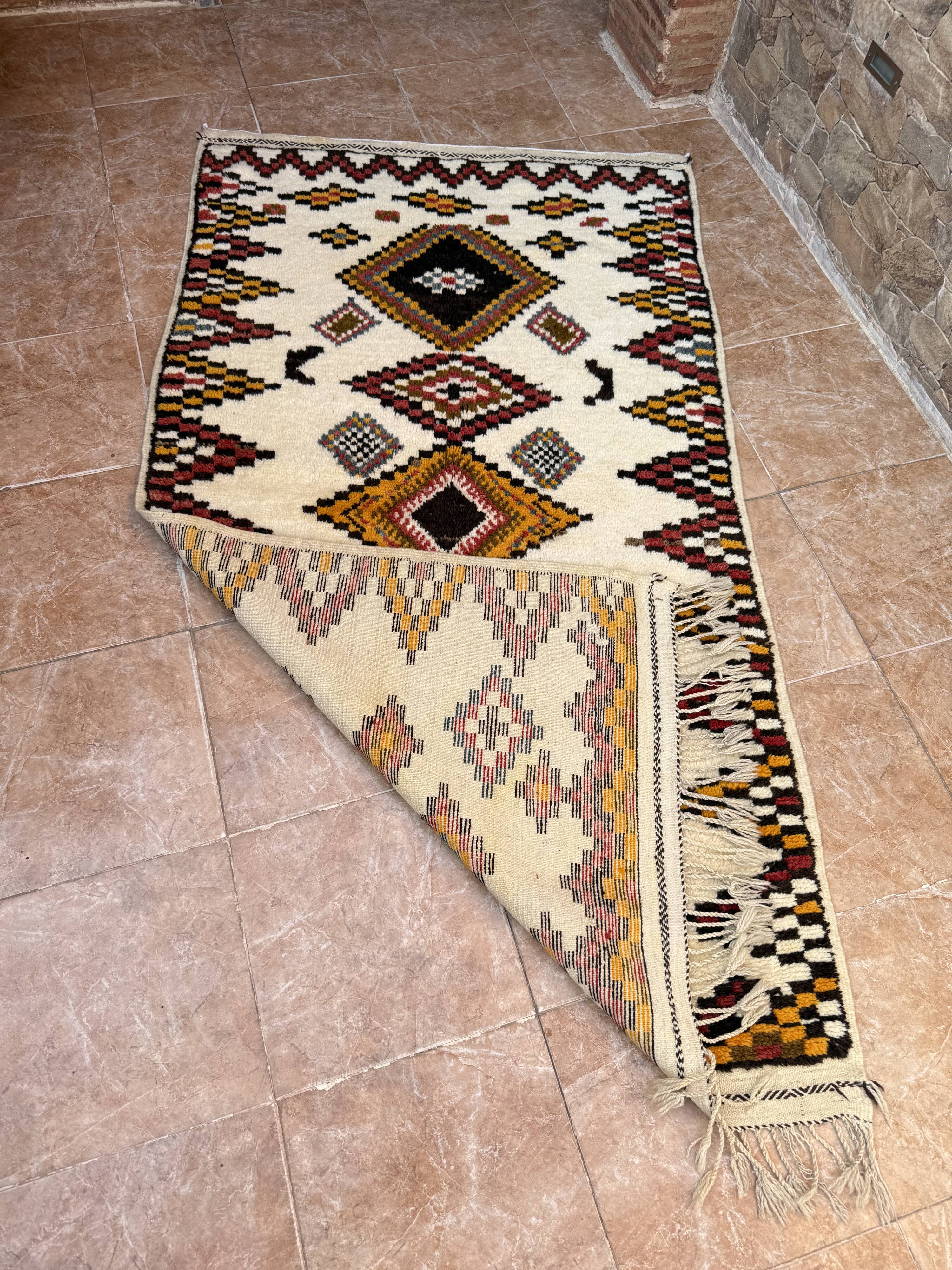 Handmade Berber rug: Moroccan wall decoration (190 cm x 108 cm)