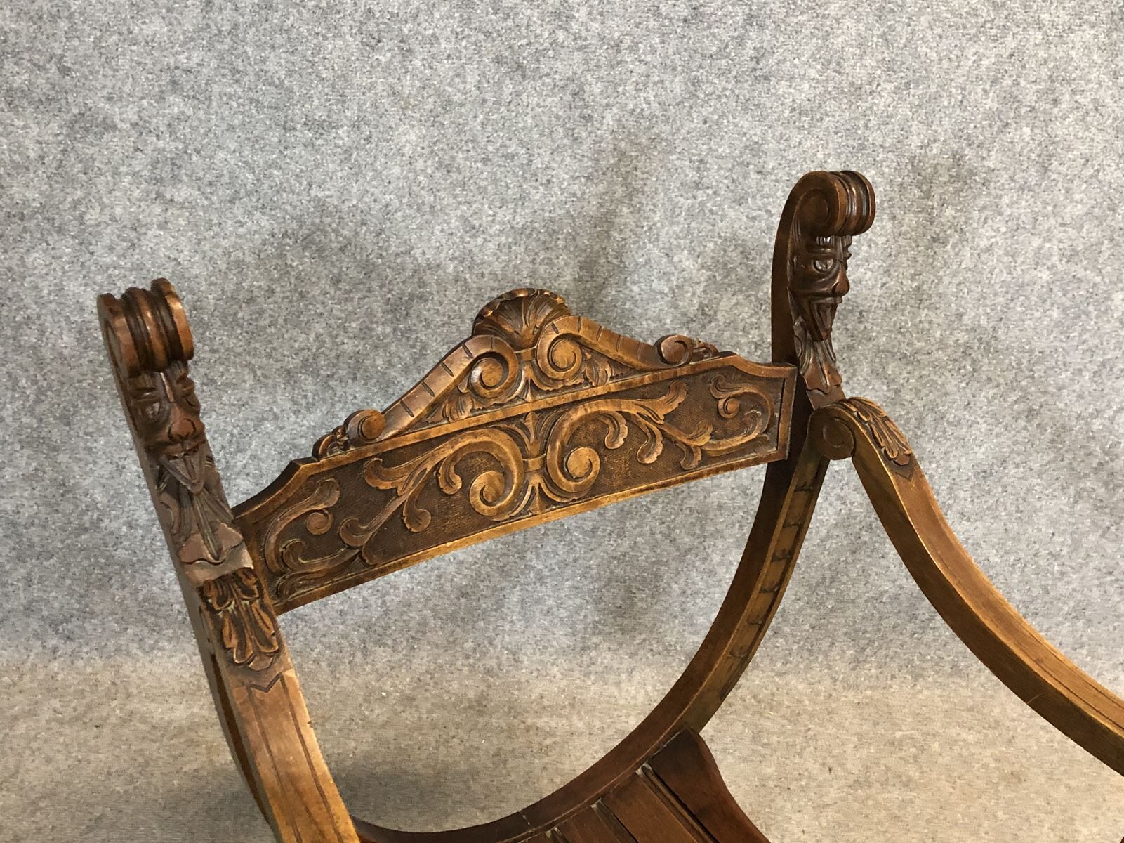 Fauteuil Dagobert en noyer  années 50