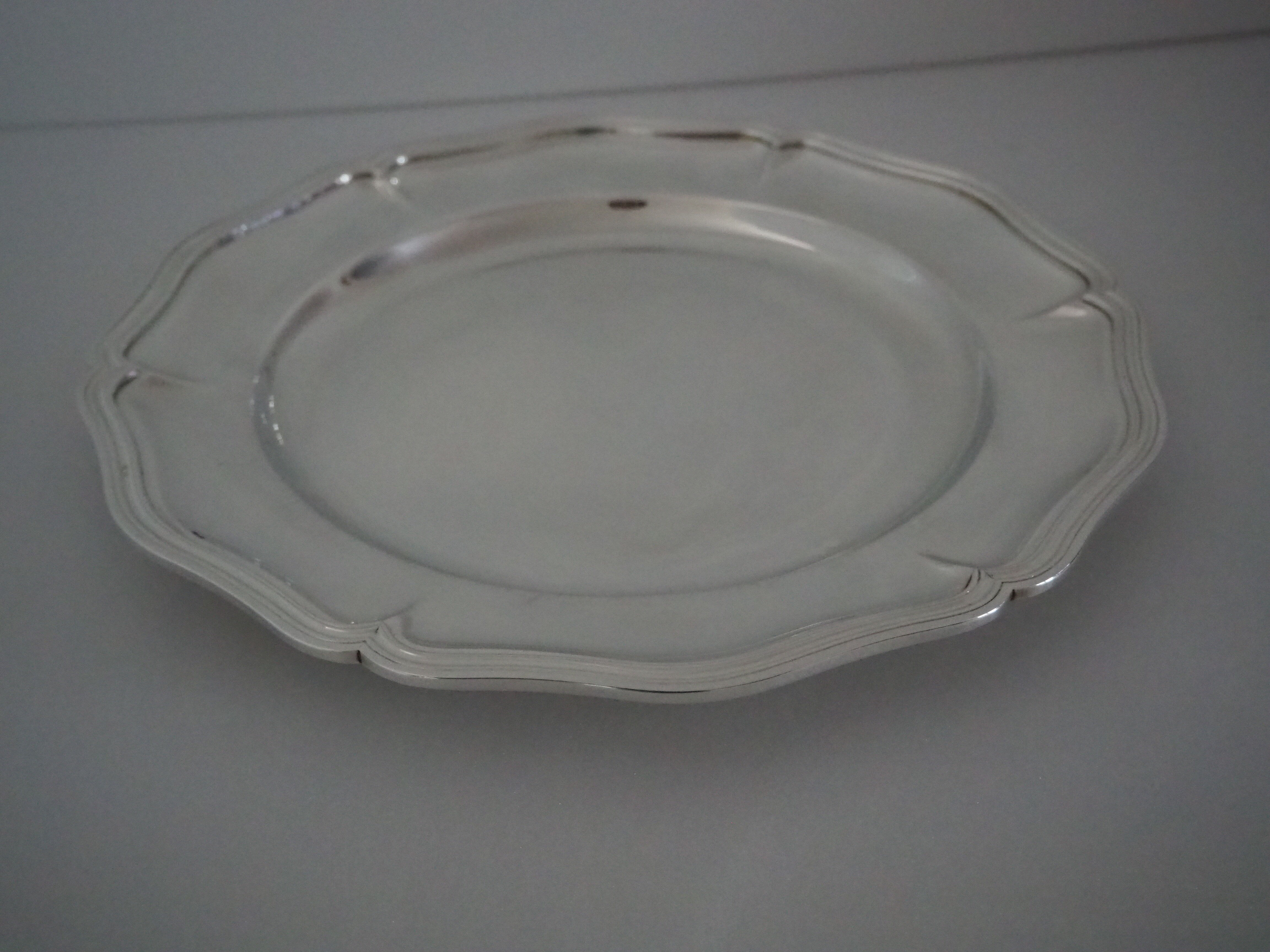 Round plate, Chinon collection with gold trim, Christofle, and its protective felt pouch.