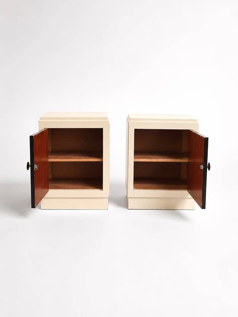 Paire de tables de nuit modernistes Art Déco tardif