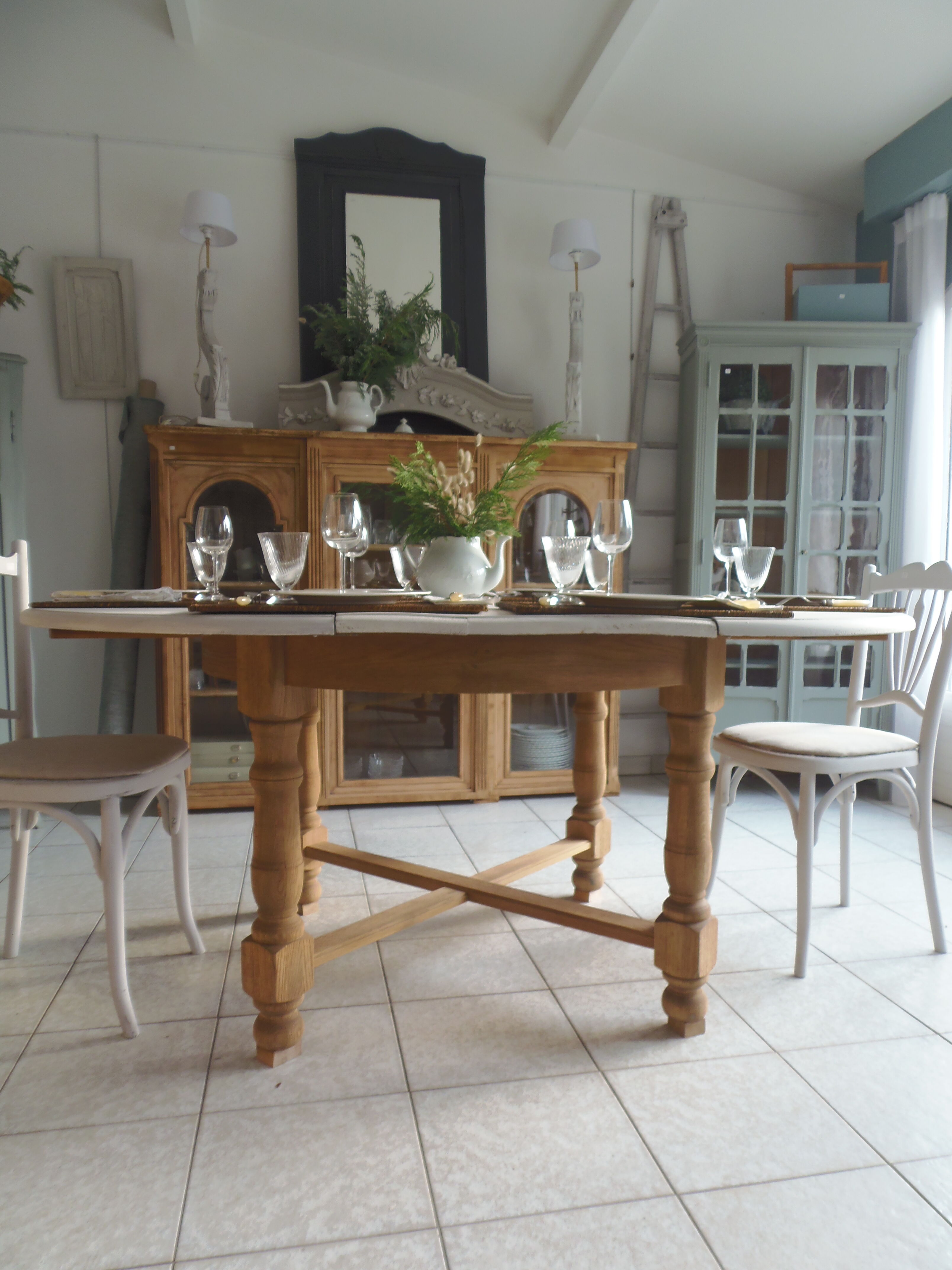 Round table with 1 extension oak base tray and patinated extension pearl gray.