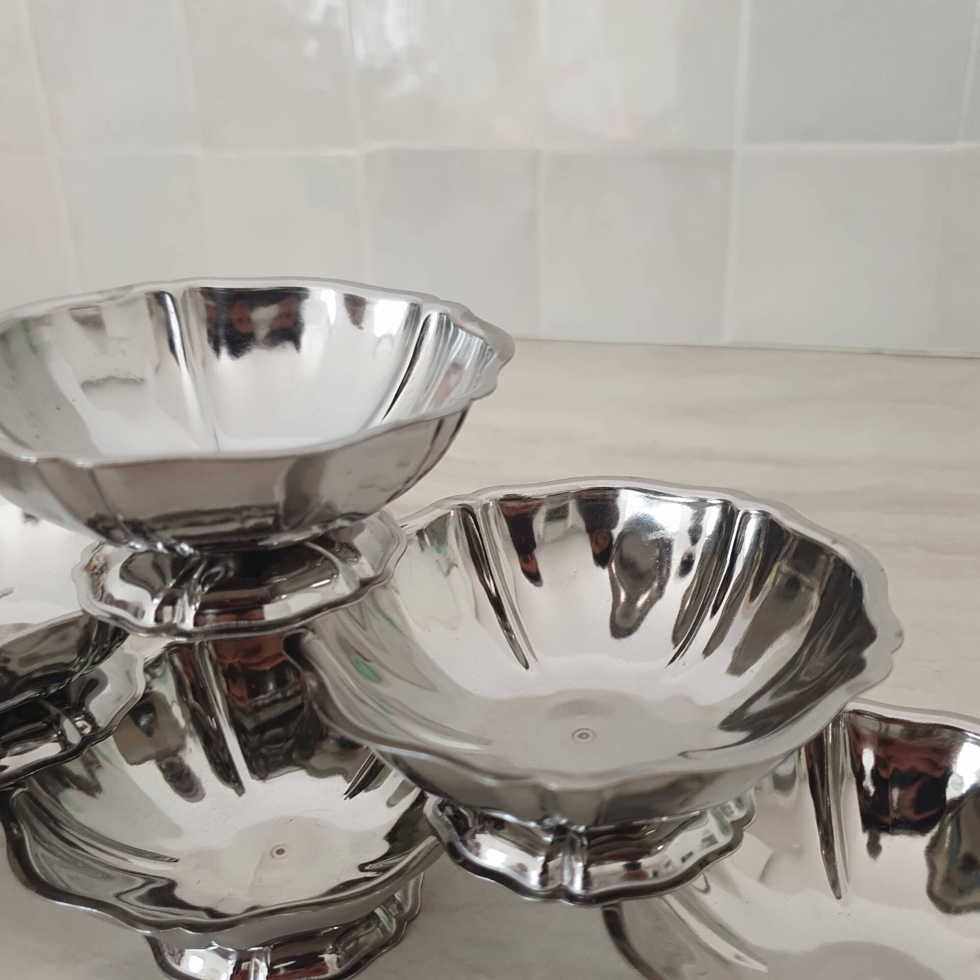 Dessert / ice cream bowls in 18/10 stainless steel, Guy Degrenne style, flower shape.