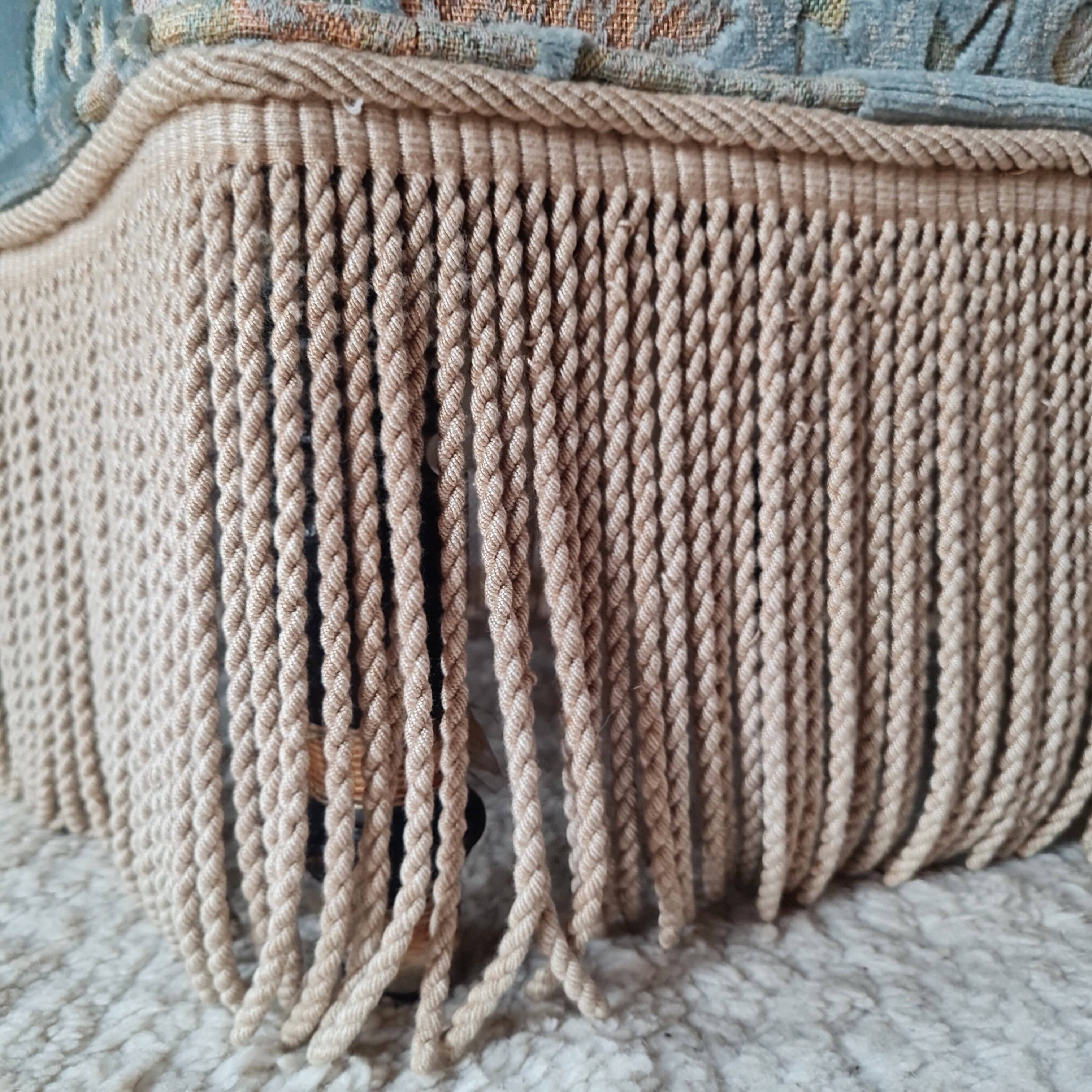 Fauteuil crapaud ancien velours fleuri avec franges