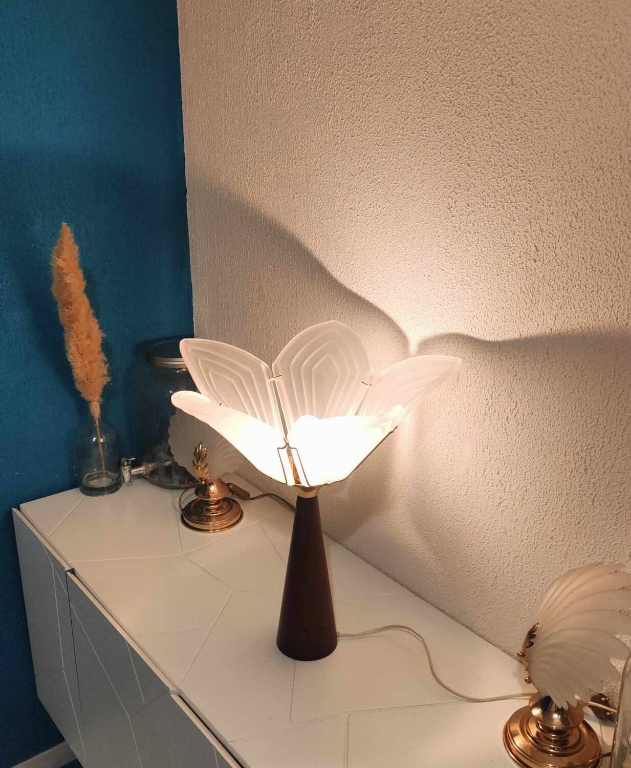 Vintage 1980s lily petal lamp