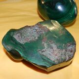 Egg and its malachite support