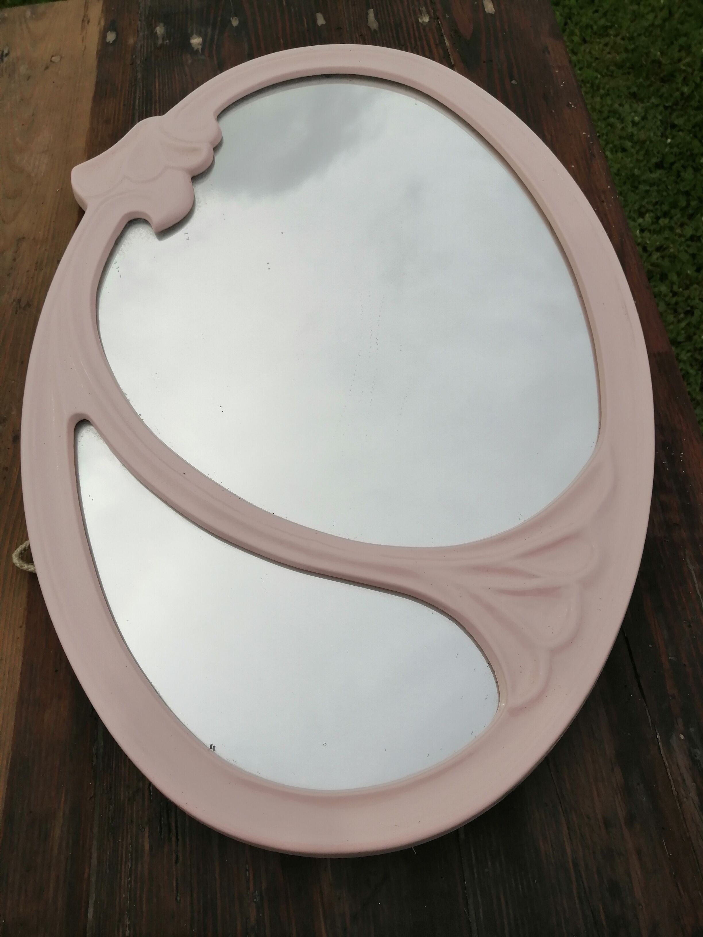 Oval mirror in pink cast iron layette