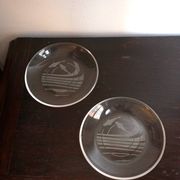 Hermès paire d'assiettes en verre à motif de dauphins