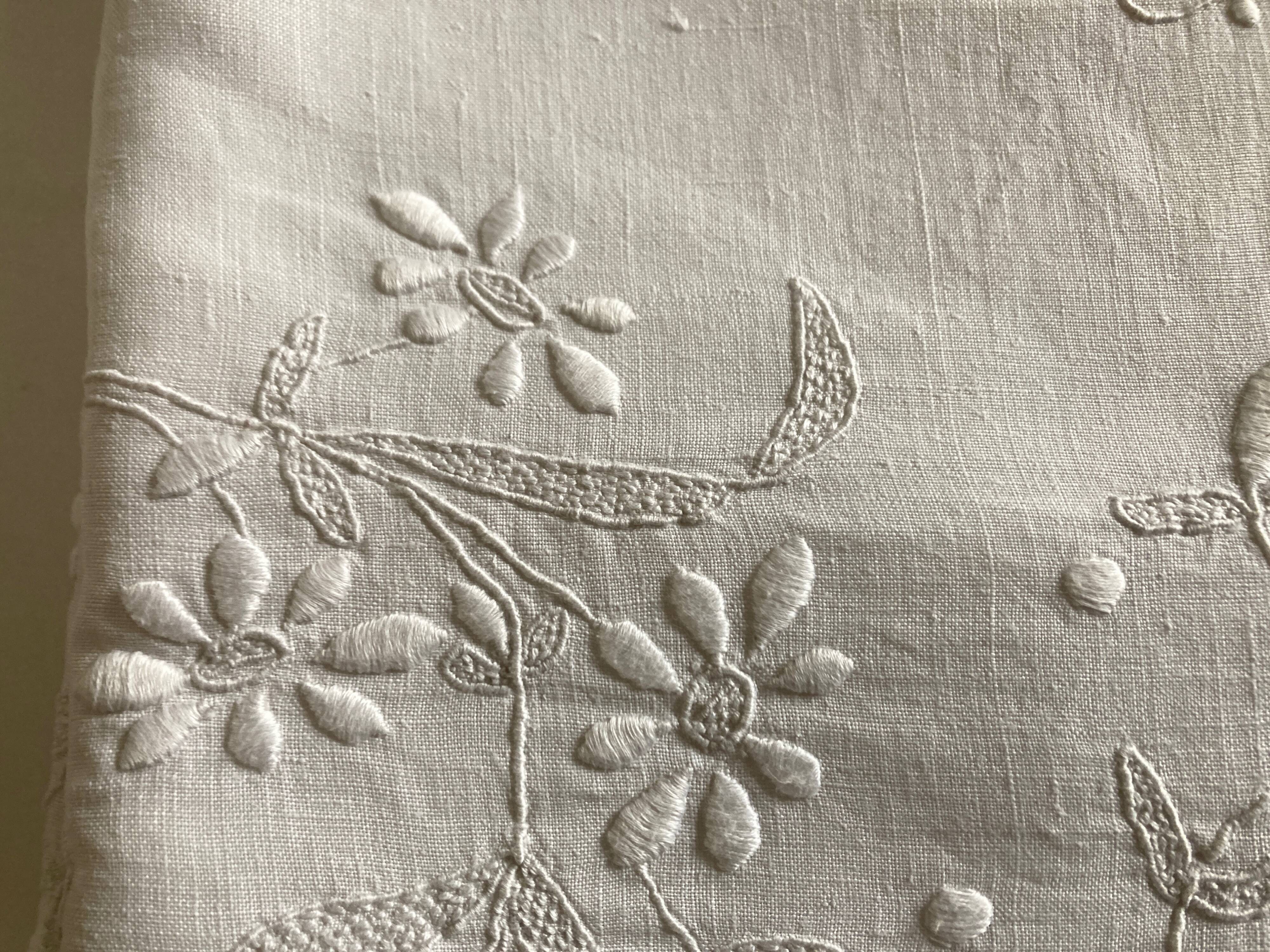 Spring cloth in linen canvas embroidered with daisies 1950