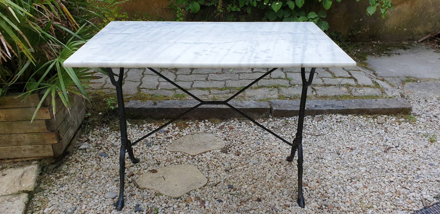 Bistro table in white Carrara marble and cast iron