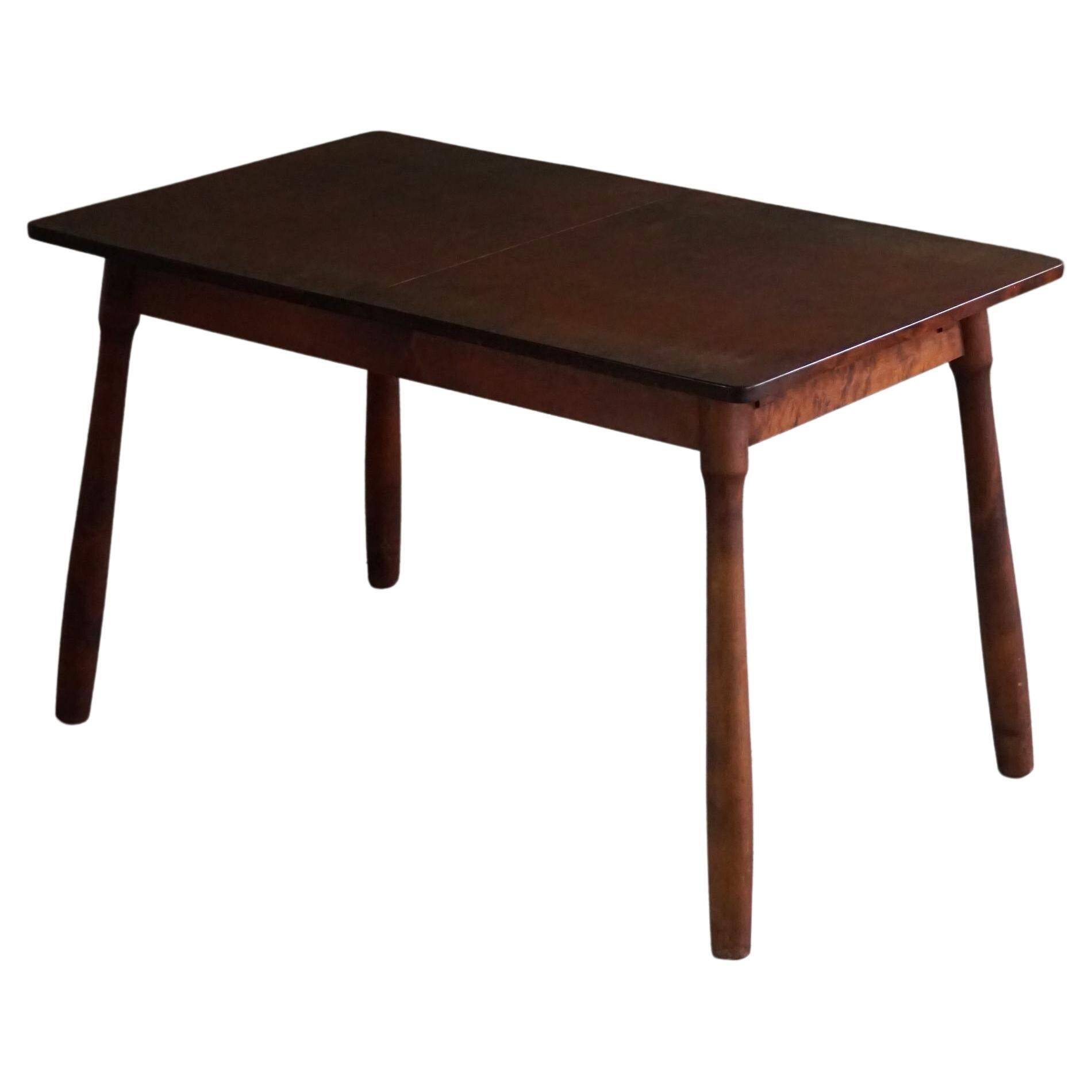 Moderne scandinave, table en hêtre avec pieds en forme de massue, Arnold Madsen, fabriquée dans les années 1940