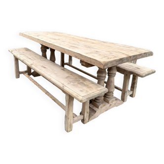 Alder farm table and its two benches